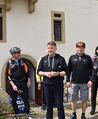 Begrüßung durch Bürgermeister Thomas Seidelmann (mitte) vor dem Schloss in Neckarbischofsheim (Bild: Stadt Sinsheim)