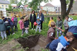 Kindergarten Dühren Zeitkapsel Grube.JPG