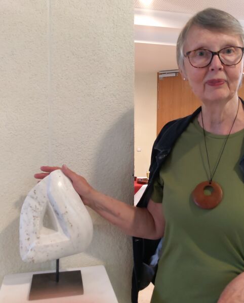 Datei:Annerose Hassert präsentiert Durchblick.jpg
