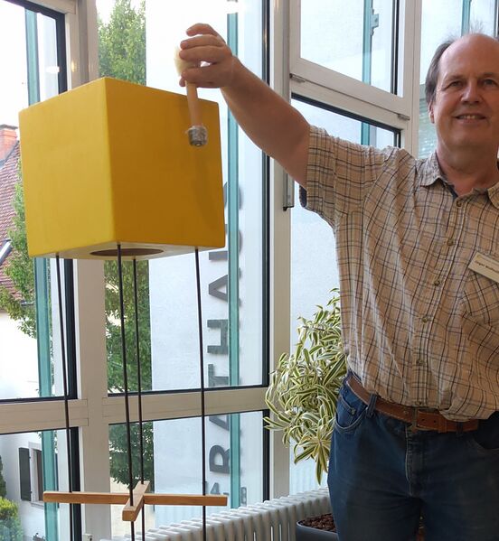 Datei:Jürgen Wolfmüller präsentiert Würfel über Kreuz.jpg