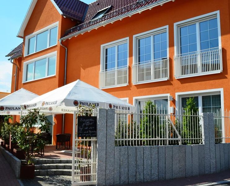 Datei:Zum Loewen Dielheim Biergarten.jpg