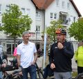 In Waibstadt begrüßt Bürgermeister Joachim Locher (rechts) die Teilnehmer vor dem Rathaus in Waibstadt (Bild: Hans Joachim Janik)