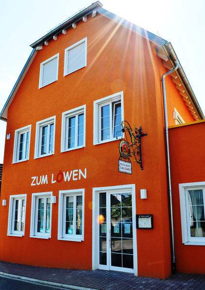 Datei:Zum Loewen Dielheim Front.jpg