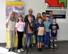Zwischen Schulschluß und Sommerferien 2023 (v.l.n.r.): Konrektorin Ringel, Nina, Vico, Tutor Wolf-Dieter Batz, Tutorin Brigitte Bergmann, Paul, Sehajjot, Constantin, Herbert Wagner (Fa. Blitz-Button) und Luciano