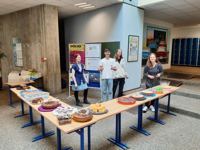 Datei:Kuchenverkauf WHG 230509.jpg