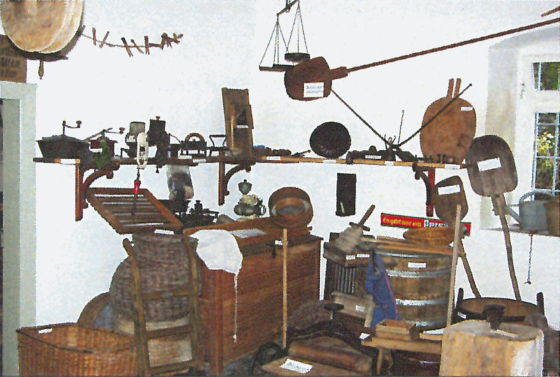 Datei:Heimatmuseum Neidenstein innen.png